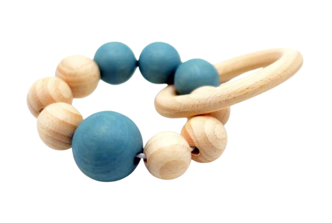 Hochet en bois bracelet bleu 1