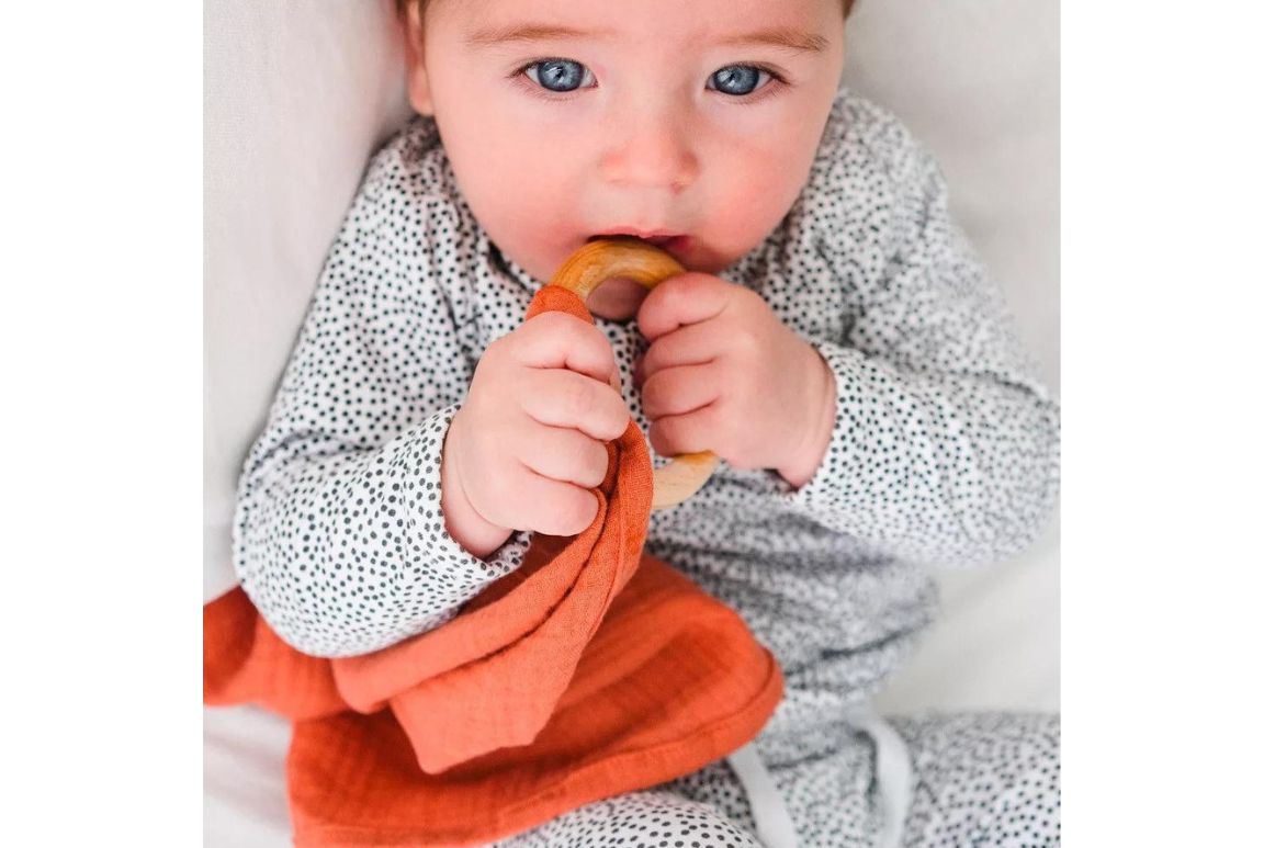 Mousseline bio avec anneau en bois argile 3