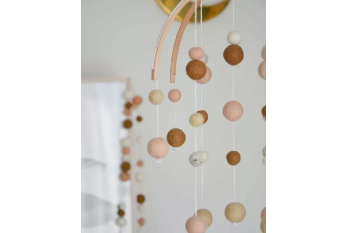 Mobile décoratif beige et rose poudré 4