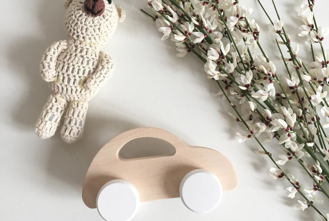 Voiture en bois blanc 1