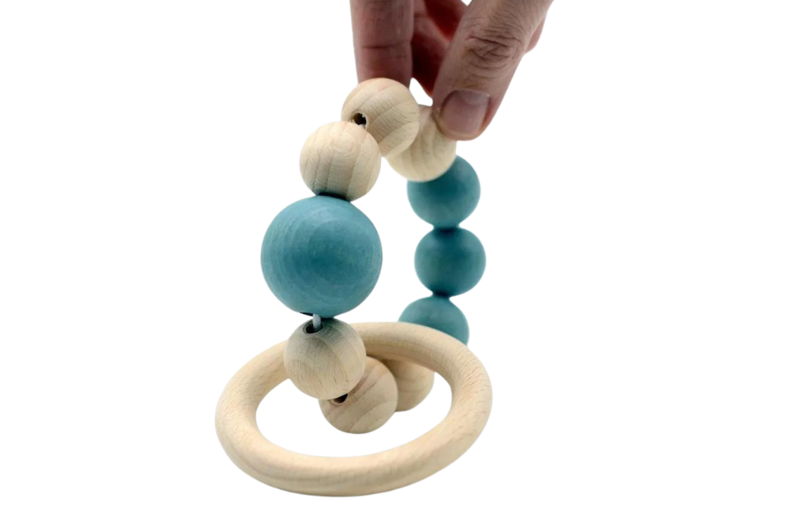 Hochet en bois bracelet bleu 2