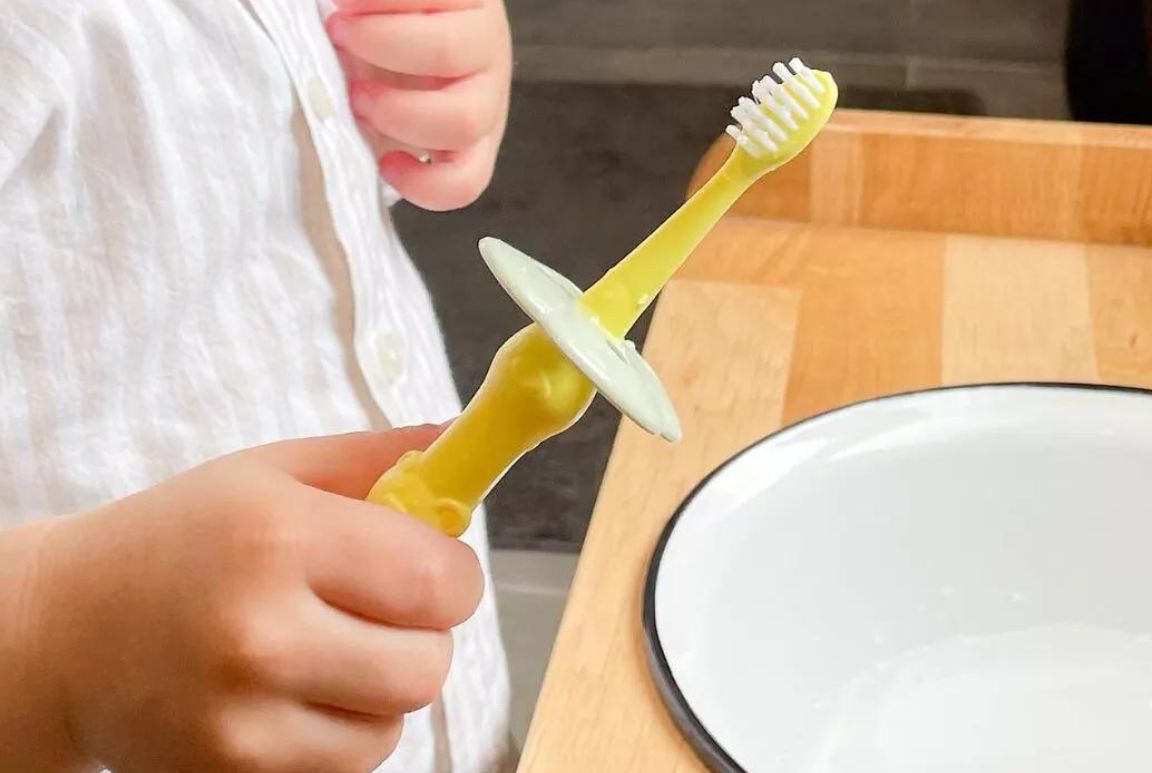 Brosse à dents jaune 3